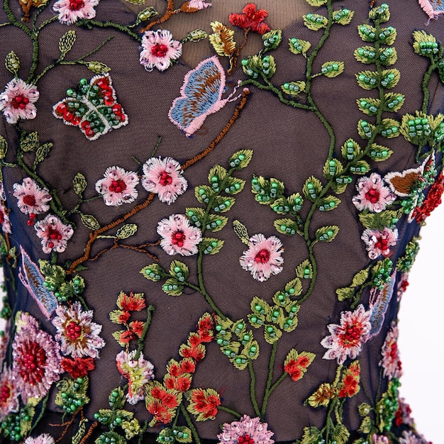 haftowany wzór na tkaninie